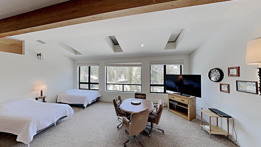 Open Loft And Full Bath With Slope Views Of Mammoth Mountain