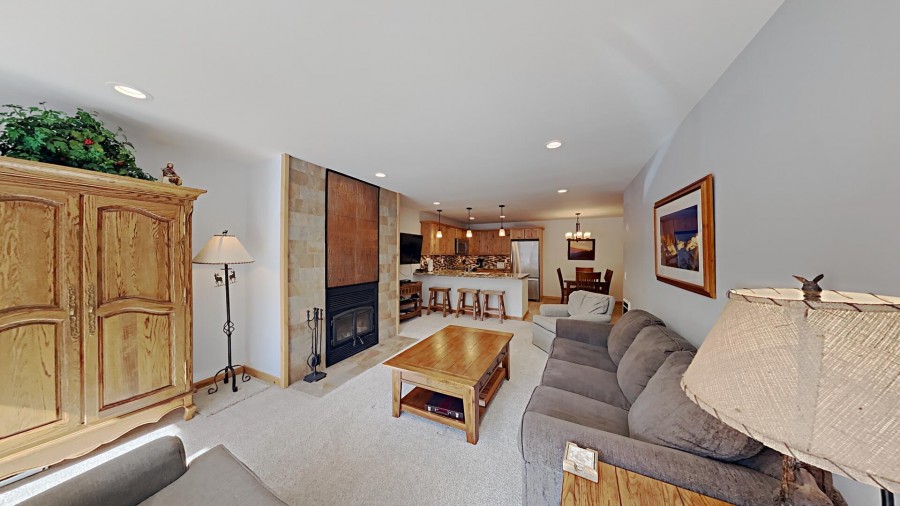 Cozy and Spacious Slopeside Home Just Steps to Canyon Lodge